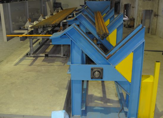 Bar loader for saw input